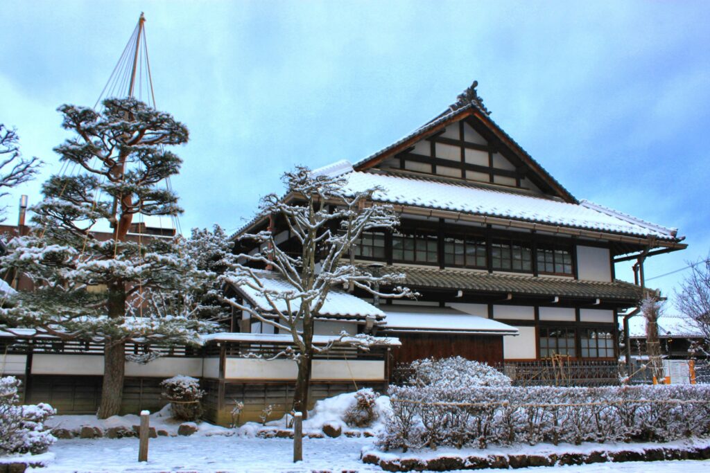 5 Breathtaking Places to See Early Snowfall in Japan This November 7 3024482 m