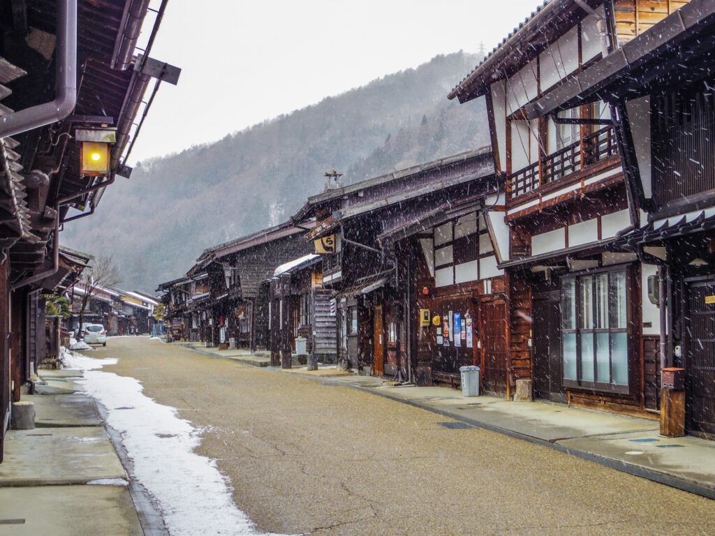 5 Breathtaking Places to See Early Snowfall in Japan This November 4 33440787 m